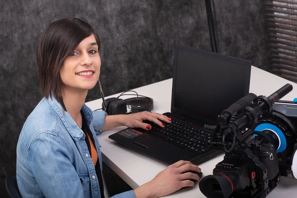 Junge Videoredakteurin arbeitet im Studio — Stockfoto