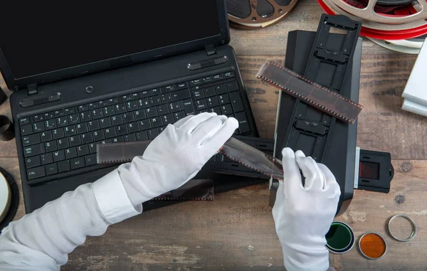 Handfotograf hält Filmnegativ für das Scannen — Stockbild Handfotograf hält Filmnegativ zum Scannen — Stockfoto