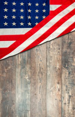 Amerikan bayrağı yaşlı, yıpranmış rustik ahşap backgrou yatıyor