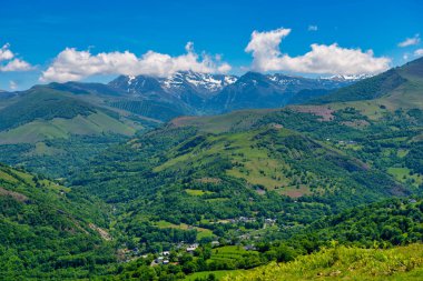 yaz aylarında dağ manzara panoramik. Pyrenees
