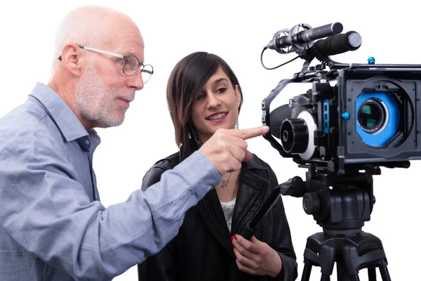 摄影师和一个年轻女子与电影相机Dslr上白色 — 图库照片