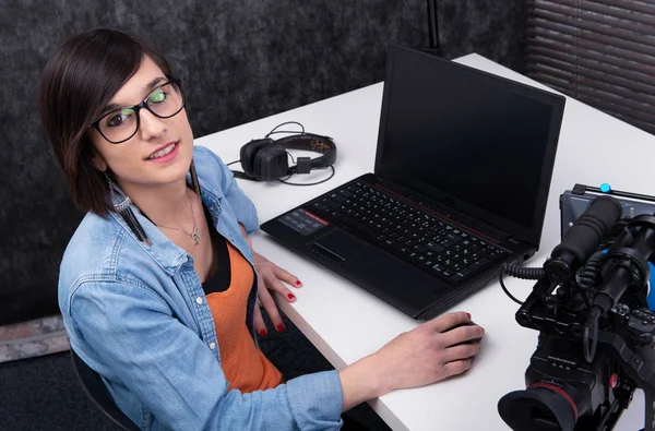 Joven editora de vídeo trabajando en estudio — Foto de Stock