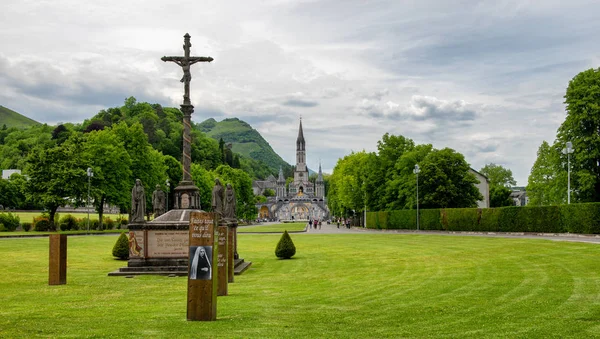 Lourdes Fransa Bazilikası görünümünü — Stok fotoğraf