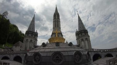 Lourdes Bazilikası'nın yaldızlı tacı. Lourdes'e Hac.