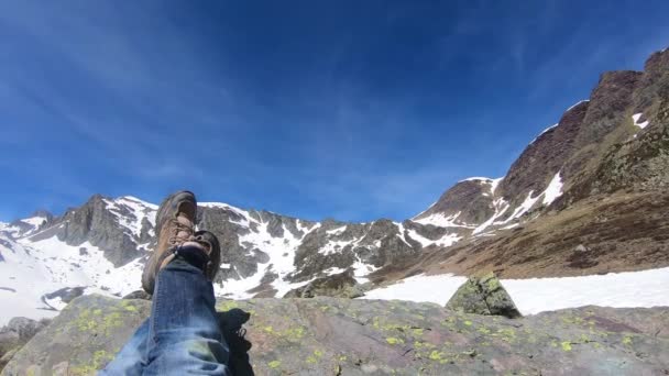 Skodon Vandring Och Bergs Bakgrund — Stockvideo