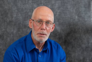 Kötü adam, temizmiş dudakları ile bir adam portre görünümlü etmeliyiz