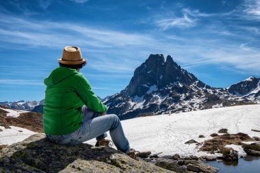 yürüyüşçü kadın dinlenme ve fre pic du Midi Ossau bakıyor