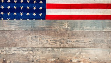 Amerikan bayrağı yaşlı, yıpranmış rustik ahşap backgrou yatıyor