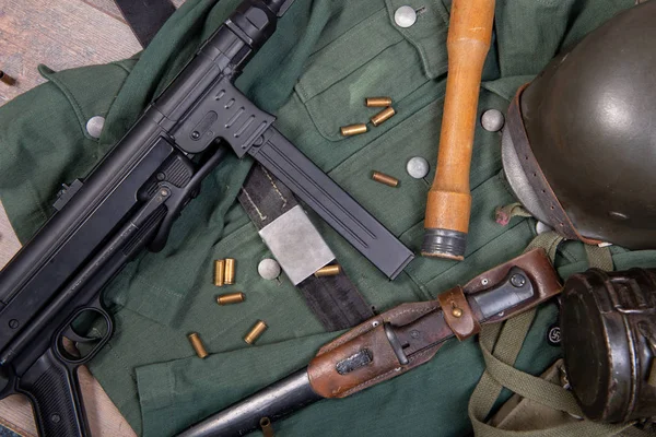 Ww2 attrezzature da campo dell'esercito tedesco con giacca, casco e macchina — Foto Stock
