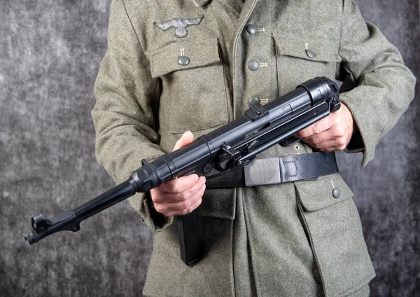 Segunda guerra mundial soldado alemão com metralhadora MP 40, close-up — Fotografia de Stock