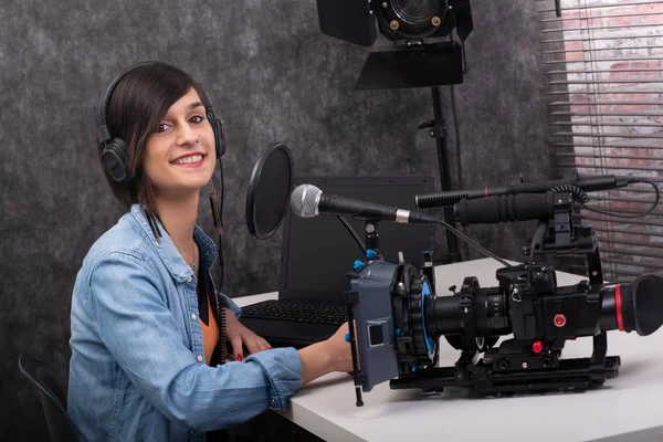 Jeune femme monteur vidéo travaillant en studio — Photo