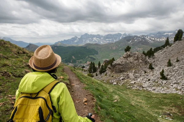 Hiker kvinna med beskåda av Tena-dalen i Pyreneesna, Formigal, — Stockfoto