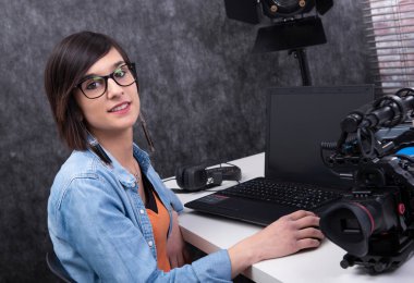 genç kadın video editörü Studio çalışma