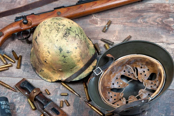 Ww2 Duitse leger velduitrusting met helm en geweer — Stockfoto