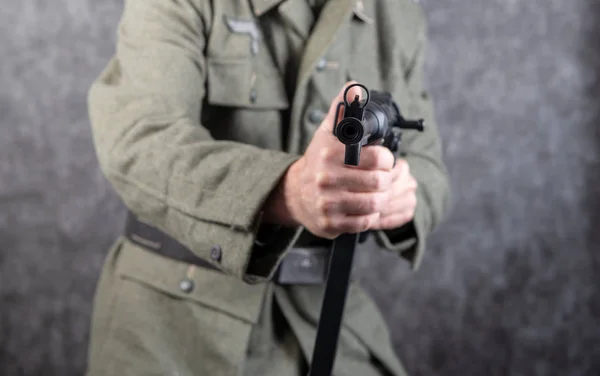 Segunda guerra mundial soldado alemão com metralhadora MP 40, close-up — Fotografia de Stock