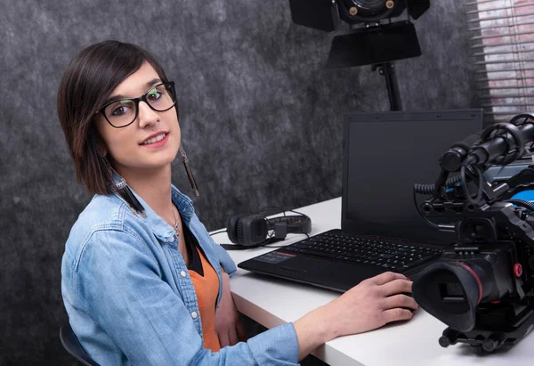Jovem mulher editor de vídeo trabalhando em estúdio — Fotografia de Stock