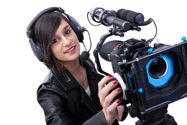 Junge Frau mit professioneller Videokamera, dslr, auf weiß — Stockfoto
