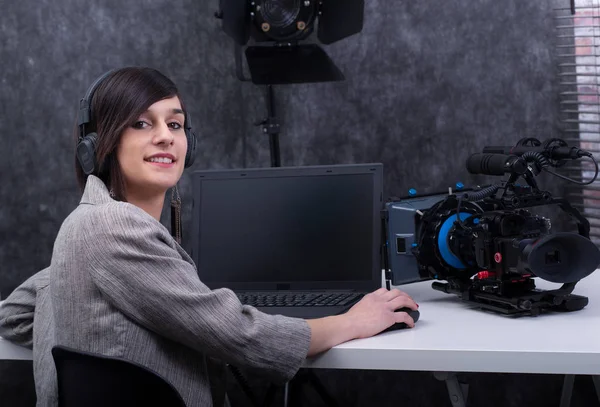 Young woman video editor working in studio — Stock Photo, Image