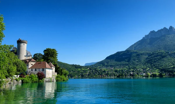 Castelo medieval no lago Annecy nas montanhas dos Alpes, França — Fotografia de Stock