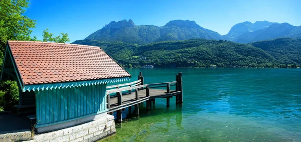 Waiting house for tourists to embark ships to Duingt on Annecy l — Stock Photo, Image