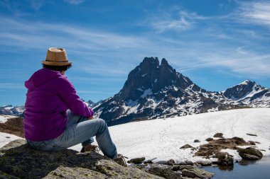 yürüyüşçü kadın dinlenme ve fre pic du Midi Ossau bakıyor