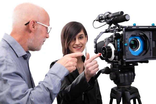 Caméraman et une jeune femme avec un reflex de caméra de film sur blanc — Photo