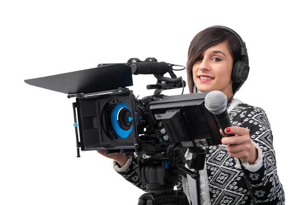 Όμορφη νεαρή γυναίκα δημοσιογράφος με μικρόφωνο και φωτογραφική μηχανή στο τηλ — Φωτογραφία Αρχείου