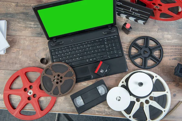 Digitalización de películas antiguas de 16 mm con ordenador portátil — Foto de Stock