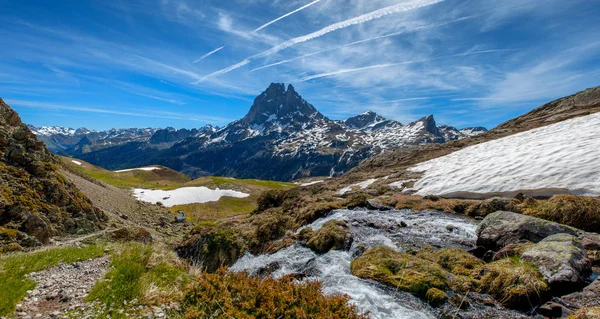 Blick auf den pic du midi ossau im Frühling, französische Pyrenäen — Stockfoto