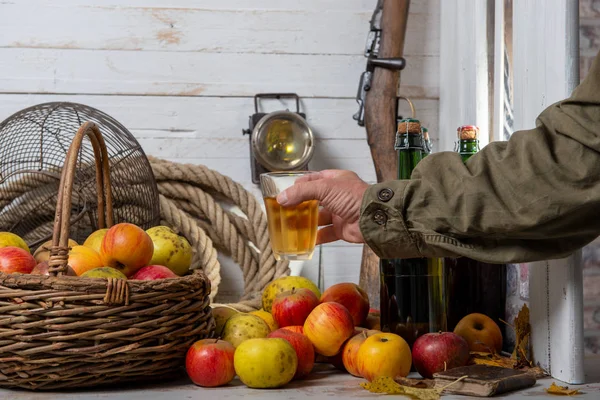 Manzanas orgánicas con hombre beber vaso de deliciosa sidra francesa — Foto de Stock