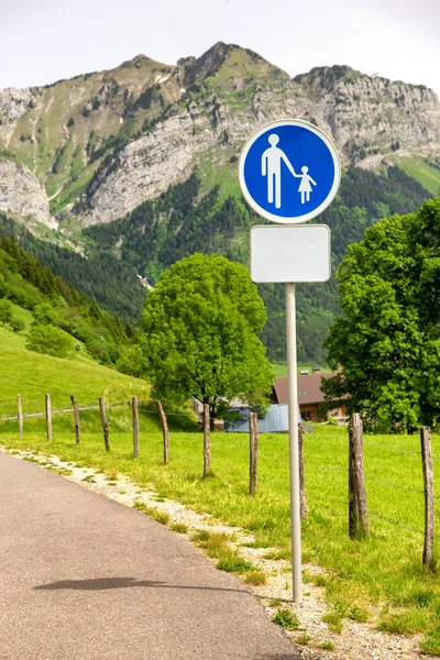Francouzská silniční Značka upozornění děti přes horské panorama — Stock fotografie