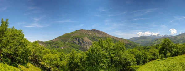 Vista de Pic du Jer, ciudad de Lourdes en los Pirineos franceses —  Fotos de Stock