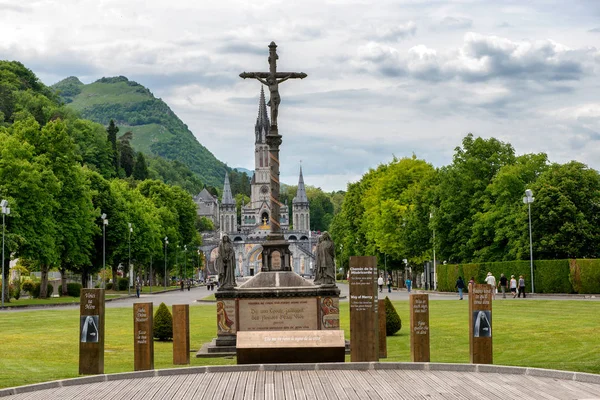 Vista de la Basílica de Lourdes en Francia — Foto de Stock