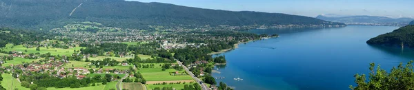 Uitzicht op het meer van Annecy, Franse Alpen — Stockfoto