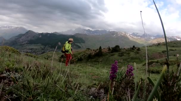 Hiker Woman View Tena Valley Pyrenees Formigal Huesca Espanha — Vídeo de Stock