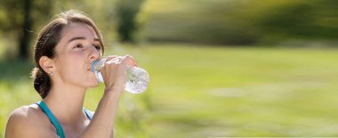 atletik kız içme su egzersiz yaptıktan sonra