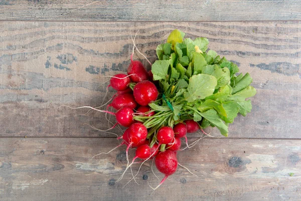 Delicious radishes organic brunch on rustic wooden table — Stock Photo, Image