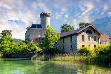 Alpes dağlarında Annecy gölü üzerinde ortaçağ kale, Fransa