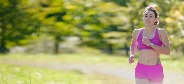 Όμορφη αθλητική γυναίκα τρέξιμο στην εξοχή — Φωτογραφία Αρχείου