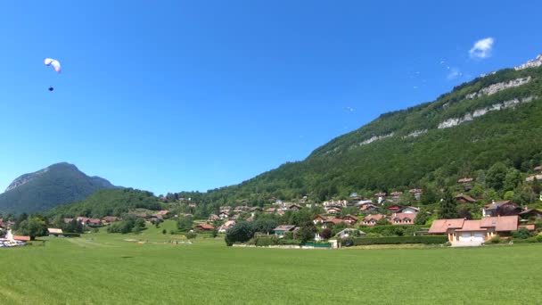 在法国阿尔卑斯山的安纳西附近 滑翔伞与滑翔伞跳科尔德福克拉兹在法国阿尔卑斯山 — 图库视频影像