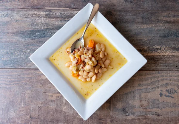 Plato con frijoles blancos Tarbets y tocino —  Fotos de Stock