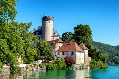 Alpes dağlarında Annecy gölü üzerinde ortaçağ kale, Fransa