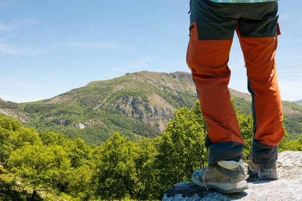 Back View of vandrare man tittar på berg — Stockfoto