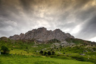 Kötü hava ile Formigal köyü yakınlarındaki İspanya Pireneler dağ