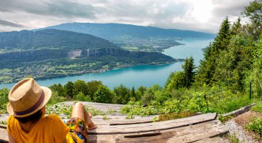 Kadın Annecy Gölü manzara bakıyor
