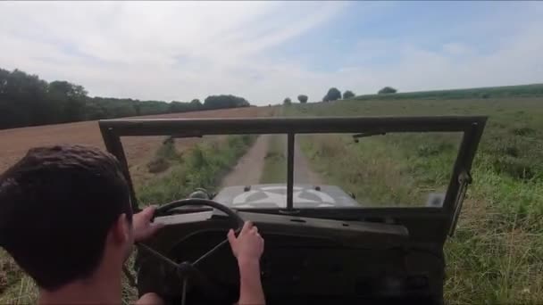 Coche Militar 4X4 Conduciendo Camino Tierra — Vídeos de Stock