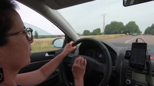 Mujer Morena Madura Conduciendo Coche — Vídeo de stock