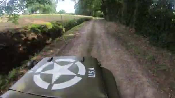 militaire 4x4 voiture conduite sur la route de terre 