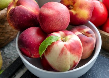 Şeftali. Tha beyaz kase taze olgun şeftali