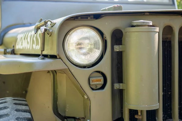 Glas bil strålkastare och galler, en del av retro armé Jeep Vehicle — Stockfoto